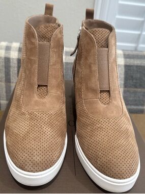 Linea Paolo Women's 9.5 M Anna Suede Wedge Sneaker Tan Brown